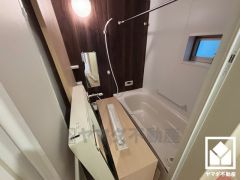 清潔感あふれる空間で、毎日のバスタイムをより快適に。追い炊き機能付きなので、いつでも温かいお風呂に入ることができます。小窓が付いているので明るく、こもりがちな湿気もすぐ取り除くことができます。