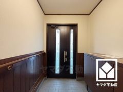 玄関ドアの窓から光が差し込み、外出時にも帰宅時にも、明るい気持ちになれる玄関です。シューズボックス付きでスッキリお使い頂けます。