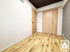 約4.9帖の洋室です。全居室フローリングでお掃除ラクラクです。