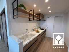 キッチン横にはパントリーがございます。まとめ買いしても心配要らずの収納力です。