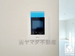 突然の来訪時でも安心なモニター付きインターホンを完備。お留守番中のお子様でも簡単に来訪者の確認ができます。