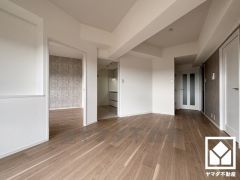 梁が立体的な変化を生み出し、メリハリを演出。おしゃれなインテリアが映えるリビングで、リラックスしたひとときを過ごせます。