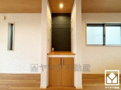 リビングにも収納スペースがあり、住空間を広々お使いいただけます。電話台・インテリアスペースなど、用途に合わせてご利用いただけます。