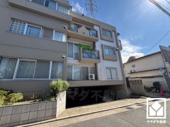 徒歩圏内に河川敷の整備された「藻川」や、広大な敷地に遊具やテニスコート、遊歩道などが整備された「猪名川公園」がございます。公園内には約100本の桜が植えられており、春には満開の桜を鑑賞できます。