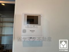 突然の来訪時でも安心なモニター付きインターホンを完備。お留守番中のお子様でも簡単に来訪者の確認ができます。