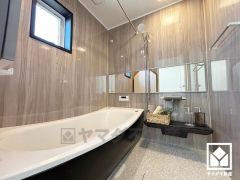 人工大理石のクレイドル浴槽で、肩から腰の負担を軽減。リラックスした大勢で入浴ができるので、毎日の疲れを癒やすバスタイムを実現できます。