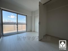 約5.6帖の洋室です。バルコニーにつながるお部屋で、通風・陽当たり良好。