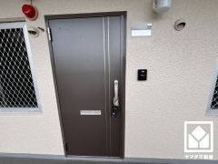 シンプルで洗練された玄関デザイン。帰るたびにホッとできる、心地よい住まいの入り口。
