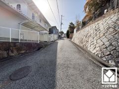 高台につき陽当たり・眺望の良い立地です。大阪湾まで一望できる開放的な景色が広がります。