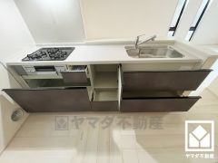 キッチン収納の多さもお料理を楽にしてくれるポイントです。床下収納もあり、災害時の非常食や食料品のストックなども保存できます。