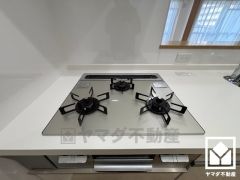 家族のごはん作りがはかどる。同時調理ができる3口コンロ付き。