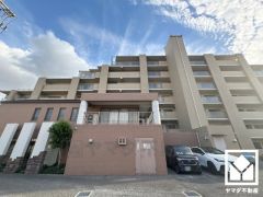 トランクルームや、リビングにも物入があり、住空間を広々お使いいただけます。