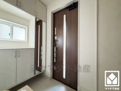 ドアのスリット窓から光が差し込み、外出時にも帰宅時にも、明るい気持ちになれる玄関です。お出かけの前のチェックにも便利な鏡付きです。