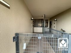 玄関周りに個性が生まれる広々としたポーチ付き。ベビーカーなども置いていただける十分なスペースがございます。門扉がございますので、防犯面でも効果的です。