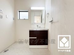 収納付きでスッキリお使い頂ける3面鏡の洗面台です。洗面ボウルが広めなので、忙しい朝でも身支度がしやすく時短になります。