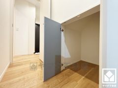 空間を無駄なく活用、階段下の賢い収納。日用品のストックなどもしっかり収納。