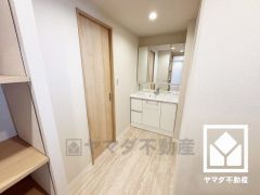 小さなお子様のお風呂上りもこのスペースがあればゆったりとして頂けます。室内洗濯機置場がございますので、天候に左右されず洗濯していただけます。