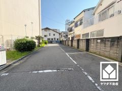 敷地内に駐車場を完備。重い荷物や雨の日の移動もスムーズで、快適なカーライフを実現。