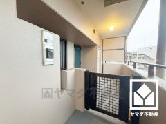 玄関周りに個性が生まれるポーチ付き。門扉がございますので、防犯面でも効果的です。（専用ポーチ使用料月額140円）