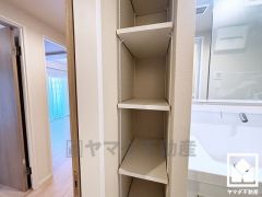 バスタオルやパジャマ等を収納できるリネン庫。洗剤等のストックも収納できるので、洗面室をすっきり清潔に保つことができそうです。可動棚なので用途に合わせて高さを調整できます。