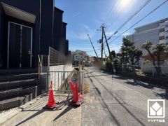 「ローソン尼崎常松店」まで徒歩4分、「イズミヤ昆陽店」まで徒歩12分など、お買い物施設が徒歩圏内に複数あり便利な住環境です。