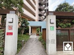 阪神バス「マリナパーク西」停まで徒歩2分の立地。阪神電鉄本線「西宮」駅までバス乗車16分で、毎日の通勤・通学だけでなく、休日のお出かけまで利便性に優れています。