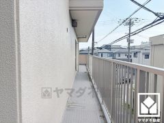 南東・南西・北西向きの3面バルコニーで陽当たり、風通し良好です。広々としているため、お洗濯物をたっぷりと干す事ができます。（2025年9月末頃リフォーム完了予定）