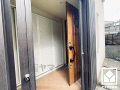 玄関ポーチ付きの戸建です。玄関扉と玄関ポーチの門扉で二重のセキュリティになっており、プライバシー保護や防犯面でも効果的です。