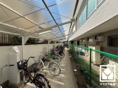 屋根付き駐輪場なので、雨や風、直射日光から自転車を守ることができます。