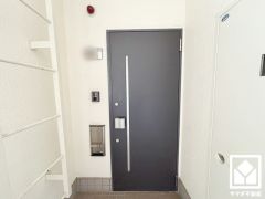 玄関ドアは防犯性の高いダブルロックドアです。