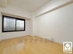 約7.2帖の洋室です。大きな窓からは明るい光が降り注ぎます。柔らかな光が差し込むお部屋で、快適で落ち着いた生活をお送りいただけます。