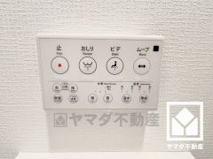 温水洗浄便座付きで、季節を問わずいつでも温かい便座をお使いいただけます。