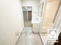 小さなお子様のお風呂上りもこのスペースがあればゆったりとして頂けます。室内洗濯機置場がございますので、天候に左右されず洗濯していただけます。