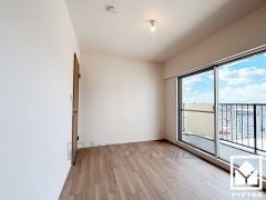 大きな窓からは明るい光が降り注ぎます。柔らかな光が差し込むお部屋で、快適で落ち着いた生活をお送りいただけます。