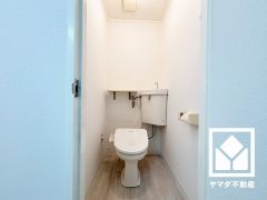 明るく清潔感溢れるトイレです。温水洗浄便座付きで、季節を問わずいつでも温かい便座をお使いいただけます。
