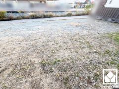 緑豊かな「新池」が徒歩圏内。池のほとりには遊歩道や公園が整備されており、四季折々の美しい景色を感じながらお散歩などもできる住環境。池の中央には小鳥の集まる小さな島があり、野鳥観察も楽しめます。