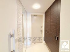 広々とした開放感と清潔感あふれる空間が、訪れる人々を温かく迎えます。お出かけの前のチェックにも便利な鏡付きです。