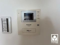 突然の来訪時でも安心なモニター付きインターホンを完備。お留守番中のお子様でも簡単に来訪者の確認ができます。