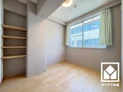 大きな窓からは明るい光が降り注ぎます。