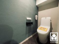 明るく清潔感溢れるトイレです。トイレットペーパーのストックや消耗品置き場などとしてお使いいただける吊戸棚がございます。