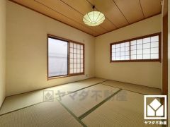 2面採光。明るい陽光がたっぷり差し込む心地よい生活空間です。令和7年2月襖・障子貼替、畳表替え済。