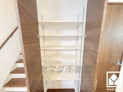 キッチンの隣にも物入があり、食品のストックなどもすっきり片付きます。まとめ買いしても心配要らずの収納力です。