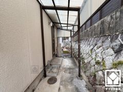 緑に囲まれた閑静な邸宅街なので、穏やかな環境で四季折々の自然を感じながらお過ごしいただけます。「剣谷登山口」まで徒歩3分でハイキングなども楽しめる立地です。