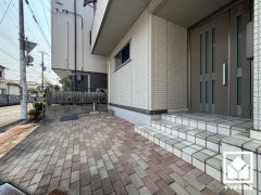 駐車スペース確保。玄関のそばで荷物の上げ下ろしができるので便利です。