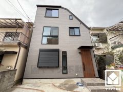 プライバシー・採光に配慮された2階リビングの住宅です。家族全員がリラックスできる、ゆったりとした快適リビングで温かい団らんの時間を。