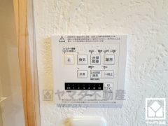 浴室暖房乾燥機付き。真冬の寒い浴室を暖かく、また雨の日の洗濯物の乾燥にと多用途に活躍する機能です。