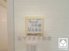 浴室暖房乾燥機付き。真冬の寒い浴室を暖かく、また雨の日の洗濯物の乾燥にと多用途に活躍する機能です。