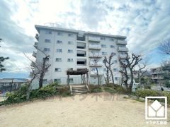 敷地東側に隣接してブランコやすべり台などの遊具や、ゆったりとした広場が整備された「北郷公園」があり、子育て世帯の方にもお勧めです。