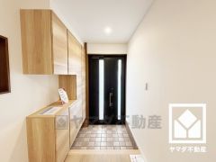 ドアの窓から光が差し込み、外出時にも帰宅時にも、明るい気持ちになれる玄関です。