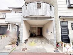 玄関ドアの窓から光が差し込み、外出時にも帰宅時にも、明るい気持ちになれる玄関です。